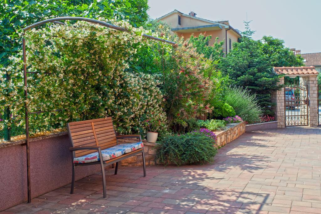 Apartments Daniela Новиград Экстерьер фото