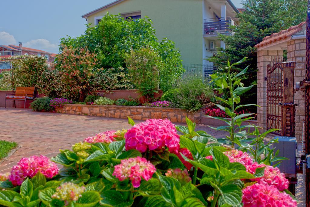 Apartments Daniela Новиград Экстерьер фото